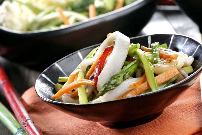 Wok con verduras y calamares